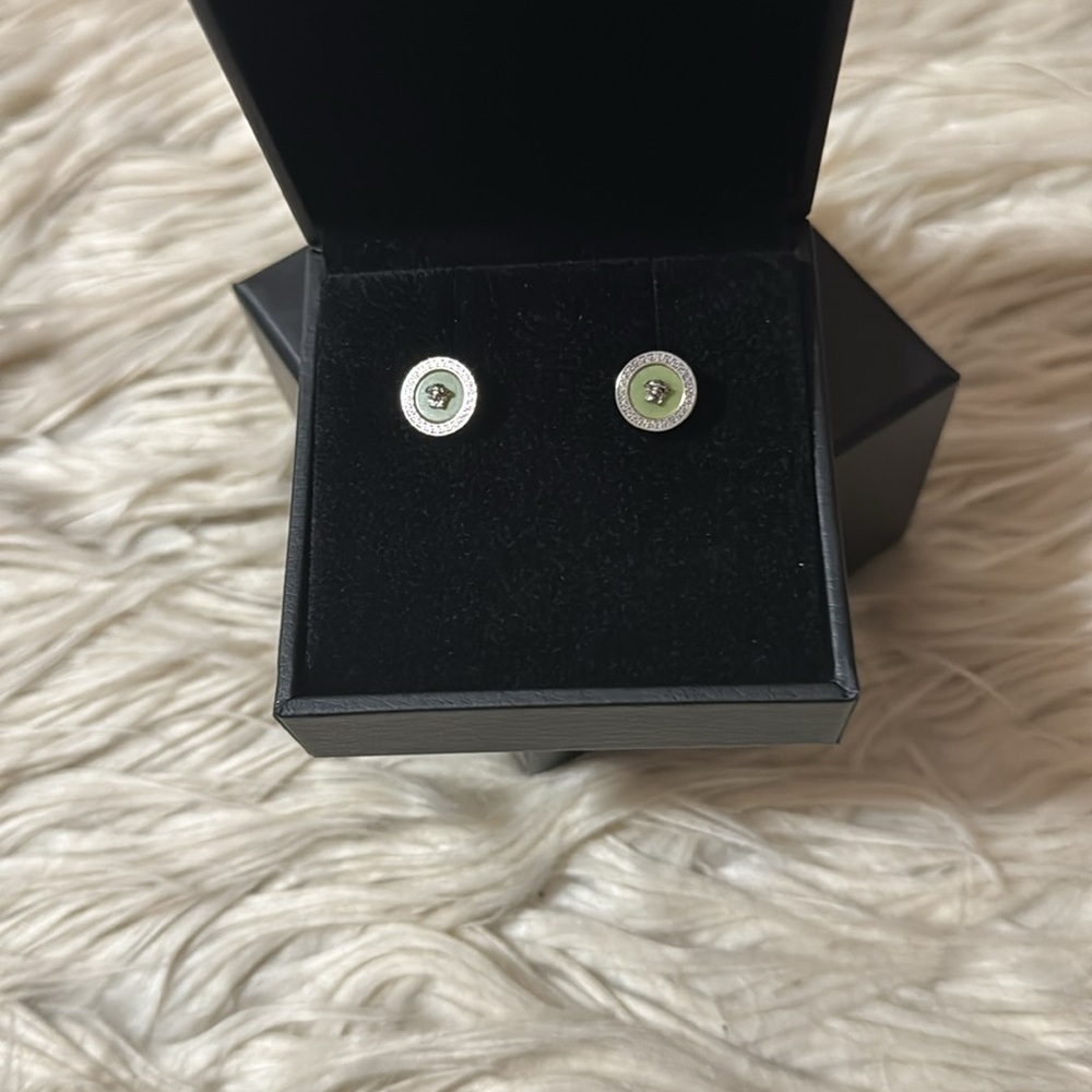 New in box Versace silver Medusa green stud earrings - Picture 5 of 5